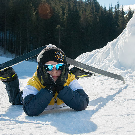Kind beim Langlaufen
